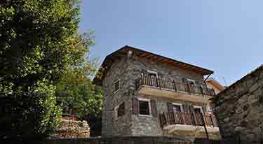 Typisch lombardisches Steinhaus mit Pool oberhalb des Comer Sees